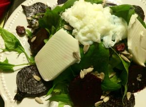 Foto principal de Ensalada de espinaca, remolacha y queso de cabra (o calabaza y brie)