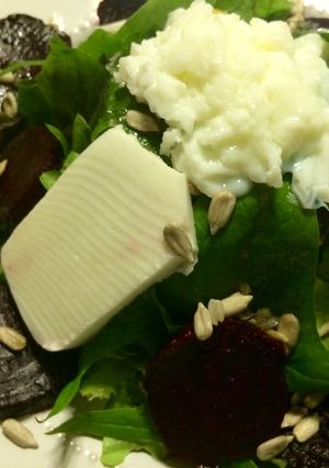 Foto principal de Ensalada de espinaca, remolacha y queso de cabra (o calabaza y brie)