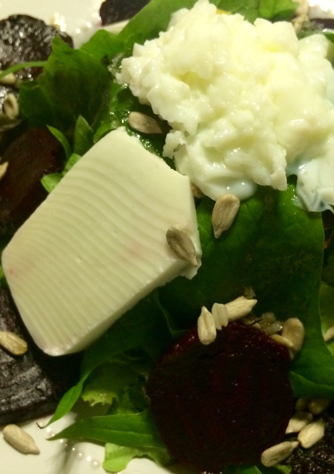 Una foto de Ensalada de espinaca, remolacha y queso de cabra (o calabaza y brie)