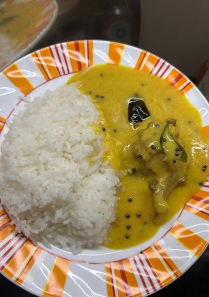 A picture of Kadhi pakoda with Rice.