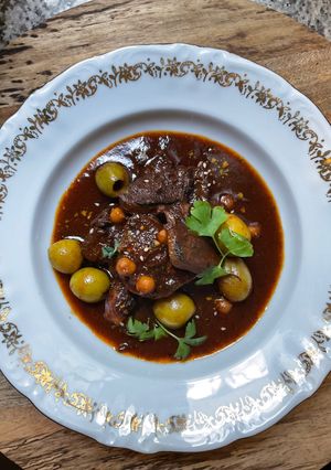 Une photo de 🏺Langue de 🥩🐂bœuf 🧺sauce piquante 🌶️