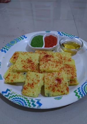 खट्टा ढोकला (Khatta Dhokla Recipe in hindi) रेसिपी मुख्य फोटो