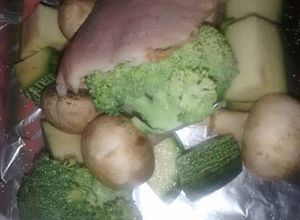 Una foto de Mixiote de brócoli con champiñones y vegetales