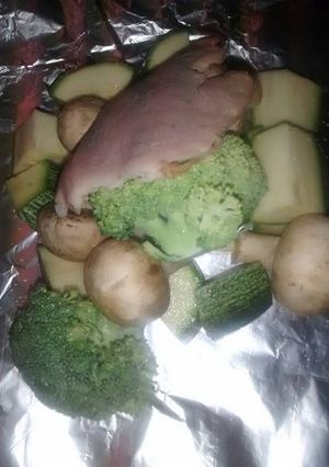 Una foto de Mixiote de brócoli con champiñones y vegetales