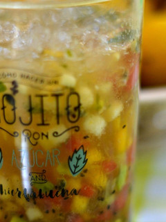Una foto de Macedonia de frutas al mojito