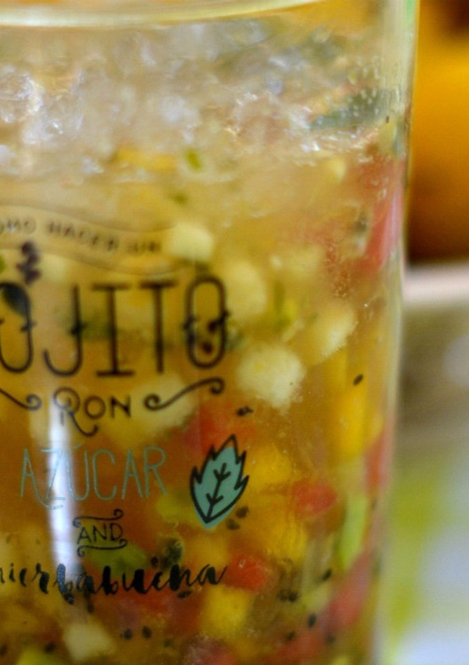 Una foto de Macedonia de frutas al mojito