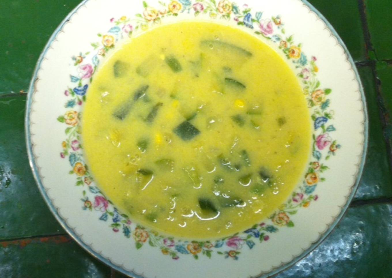 Sopa de calabacitas con elote ©