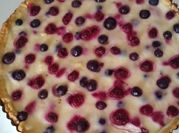 Una foto de postre royal con frutos rojos