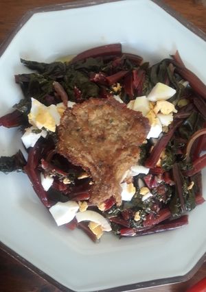 Una foto de Ensalada tibia de hojas de remolacha y huevo duro