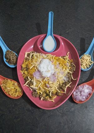 વડોદરા નું પ્રખ્યાત પુના મિસળ (Vadodara Famous Puna Misal Recipe In Gujarati) રેસીપી મુખ્ય ફોટો