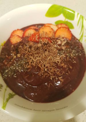 A picture of Homemade acai bowl with Choco shaving.