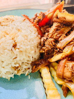 Una foto de Saltado de atún