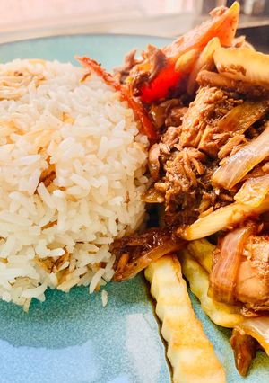 Una foto de Saltado de atún