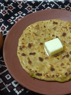 લીલા વટાણાનાં સ્ટફ્ડ પરાઠા (Green Peas Stuffed Paratha Recipe In Gujarati) રેસીપી મુખ્ય ફોટો