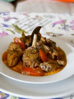 Una foto de Pollo confitado con puré de calabaza