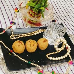 A picture of Besan ladoo 😋😋.