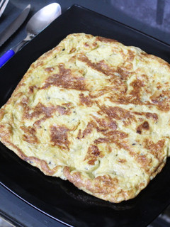 Una foto de Tortilla cuadrada de calçots