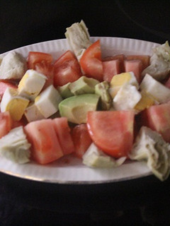Una foto de Ensalada de aguacate, huevo, alcachofa y tomate