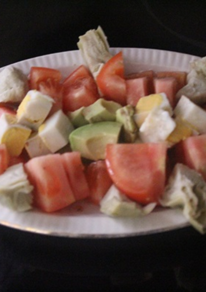Una foto de Ensalada de aguacate, huevo, alcachofa y tomate