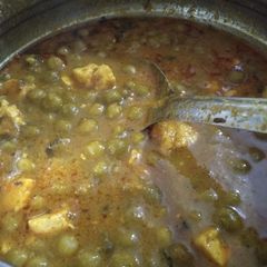 A picture of Matar paneer.