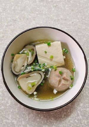Hình của món Canh Nấm rơm nấu bò viên.