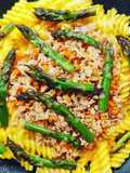Pasta con ragù bianco di soia, besciamella allo zafferano e asparagi