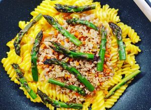 Foto di Pasta con ragù bianco di soia, besciamella allo zafferano e asparagi