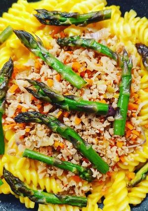 Foto di Pasta con ragù bianco di soia, besciamella allo zafferano e asparagi
