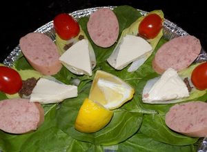 Una foto de Endivias con salchicha alemana y  triangulitos de queso