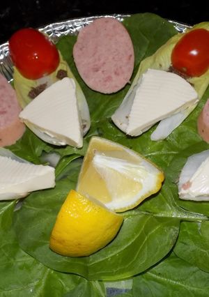 Una foto de Endivias con salchicha alemana y  triangulitos de queso