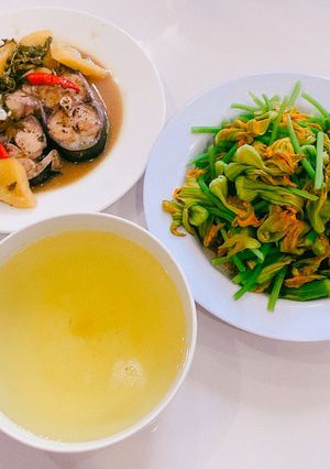 Hình của món Bông bí luộc, cá basa kho thơm.
