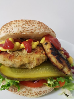 Una foto de Hamburguesa de berenjena y pimientos con wasabi