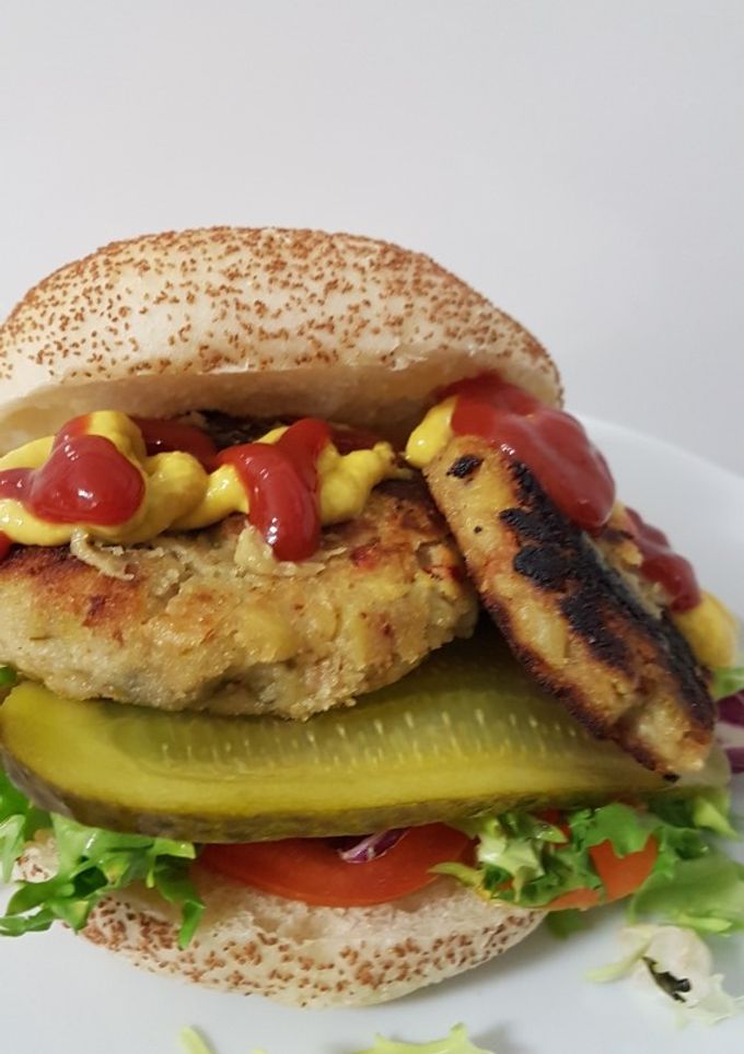 Una foto de Hamburguesa de berenjena y pimientos con wasabi
