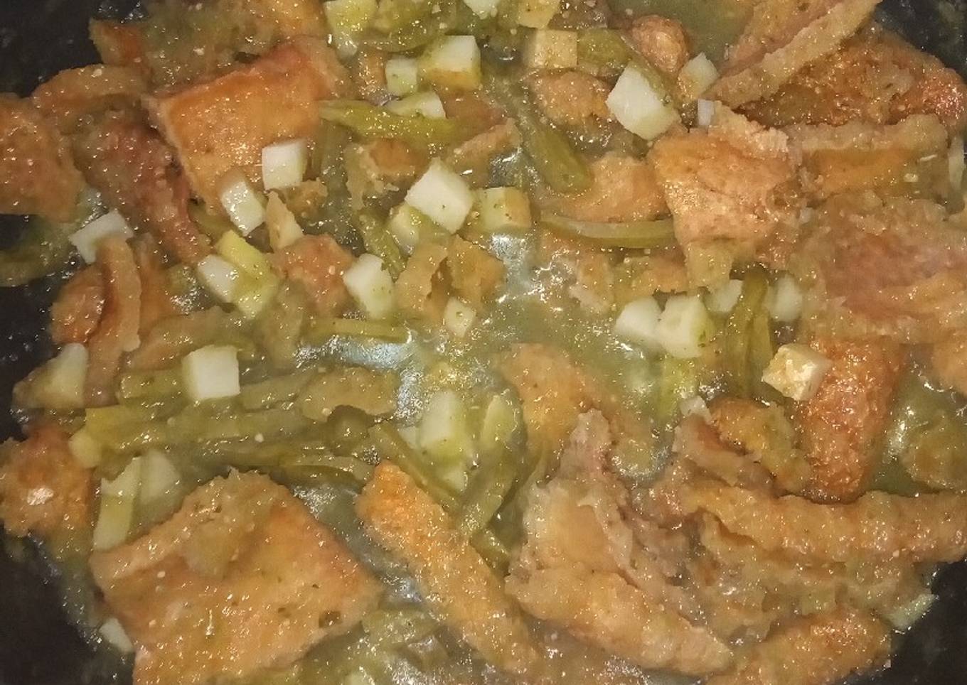 Chicharrón duro con nopales y papas