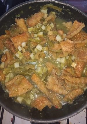 Una foto de Chicharrón duro con nopales y papas