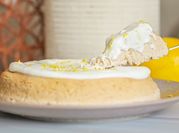 Una foto de cheesecake con queso batido