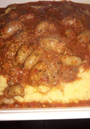 Una foto de Polenta con Tuco y salchicha fresca de carnicería