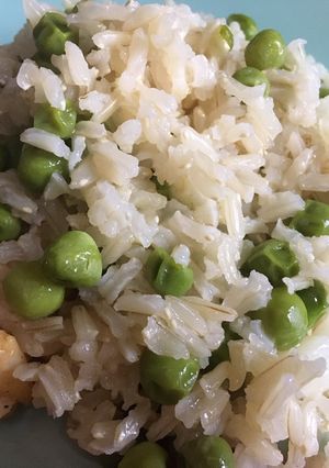 A picture of Brown Rice with Green Peas.