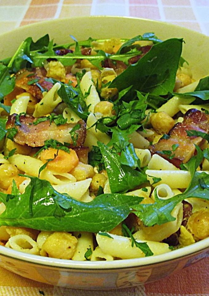 Una foto de Ensalada de garbanzos con macarrones y panceta