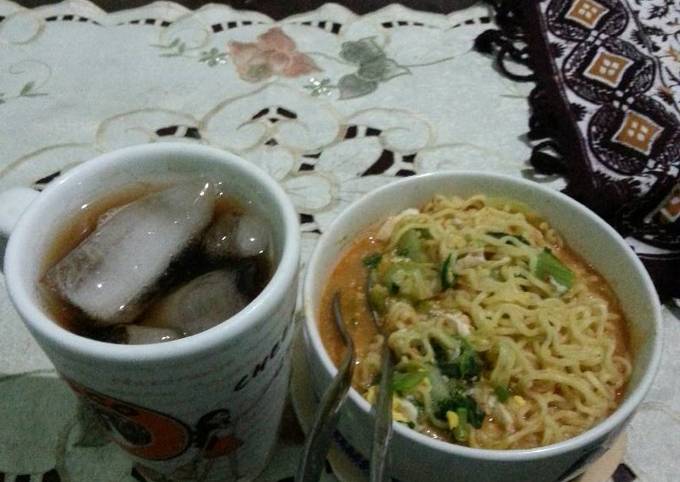 Mie Instan Kari Ayam Pedas + Ice Tea