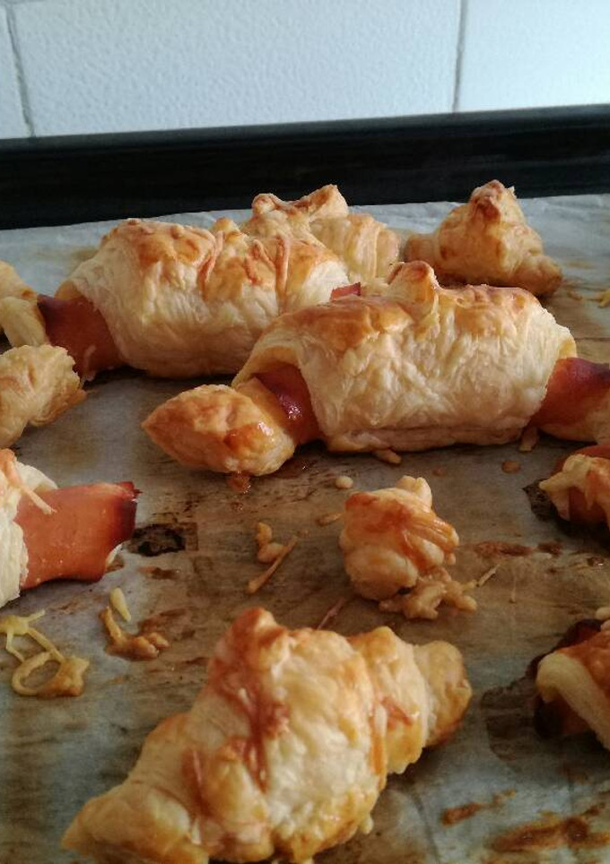 Una foto de Croasanes de mantequilla y jamón york
