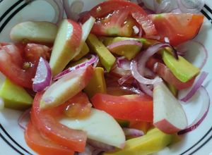Una foto de Ensalada de tomate,🍅manzana,🍎aguacate🥑y cebolla🌰morada🥗🥙🌯