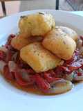 Bacalao en tempura con ensalada de piquillos y cebolla confitada