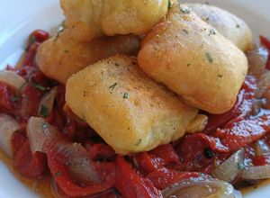 Una foto de Bacalao en tempura con ensalada de piquillos y cebolla confitada