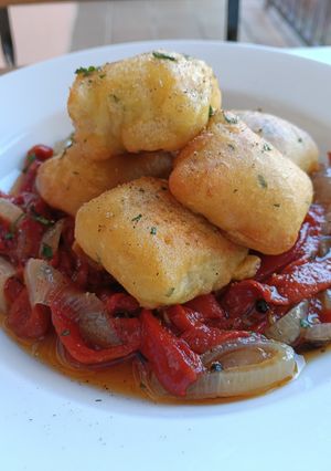Una foto de Bacalao en tempura con ensalada de piquillos y cebolla confitada