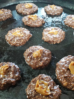Una foto de Pepas de algarroba y dulce de leche integrales