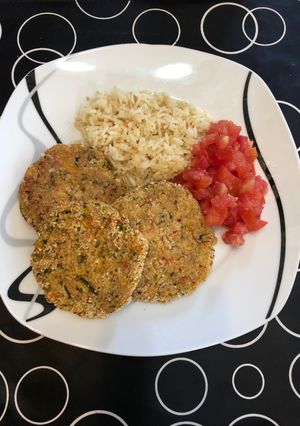 Una foto de Hamburguesas de pollo (hervido) y vegetales