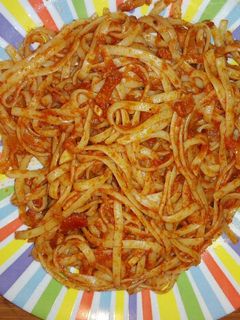 Una foto de Tallarines con chistorra y bacon