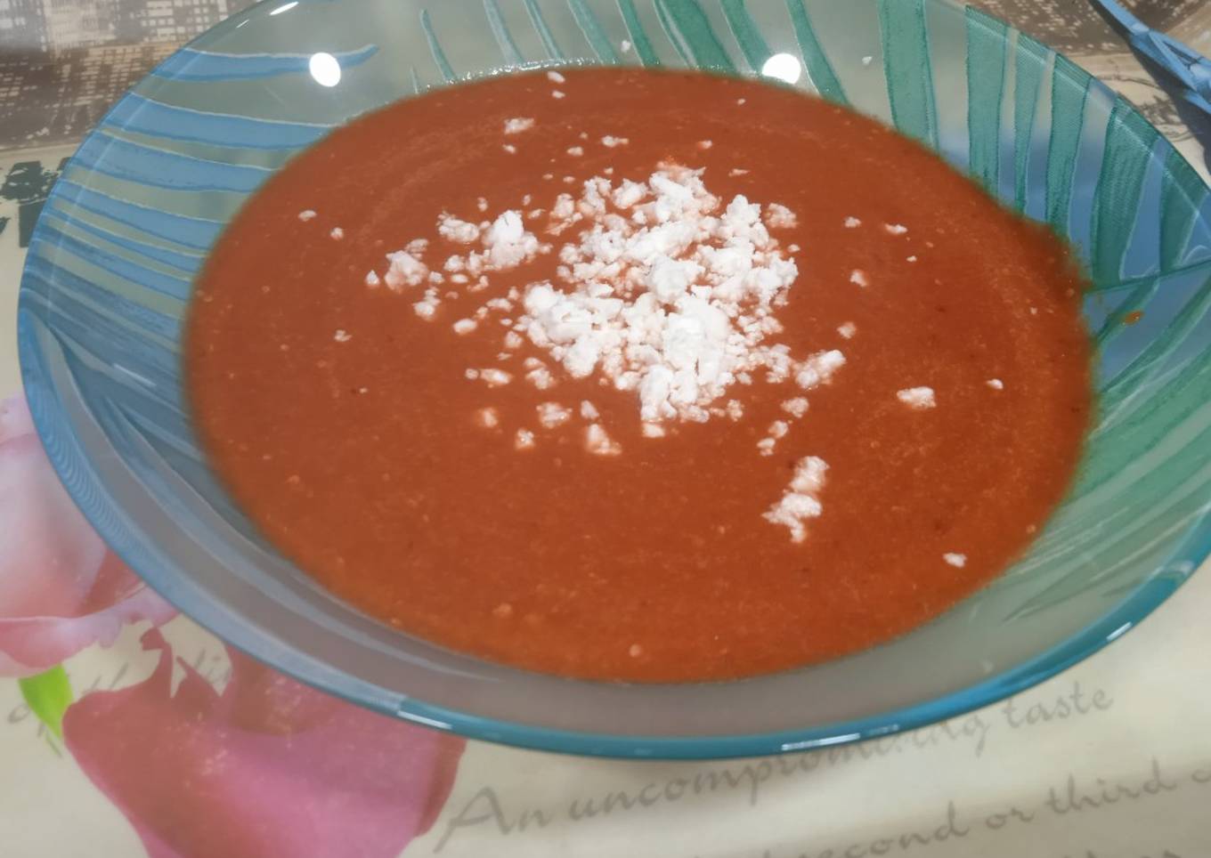 Gazpacho de cerezas con bayas de goji y feta