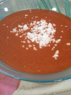 Una foto de Gazpacho de cerezas con bayas de goji y feta